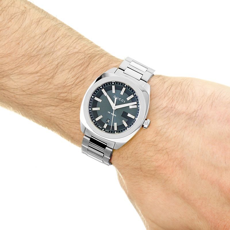 Brand: Gucci Series: GG2570 Model: YA142303 Gender: Men's Movement: Quartz Water Resistance: 100 meters / 330 feet Features: Calendar, Stainless Steel